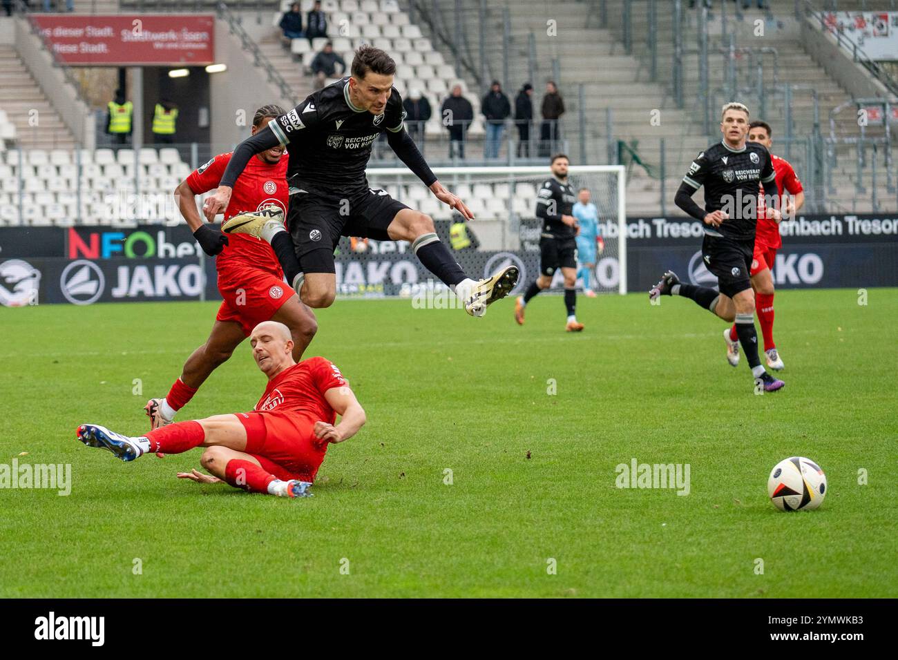 Sebastian Stolze (SV Sandhausen, #36) springt über einen spieler von rwe hinweg, GER Rot-Weiss Essen vs. SV Sandhausen, Fussball, 3. Liga, Spieltag 15, Saison 2024/2025, 23.11.2024 DFB/DFL-VORSCHRIFTEN VERBIETEN JEDE VERWENDUNG VON FOTOGRAFIEN ALS BILDSEQUENZEN UND/ODER QUASI-VIDEO, Foto: Eibner-Pressefoto/Fabian Friese Stockfoto