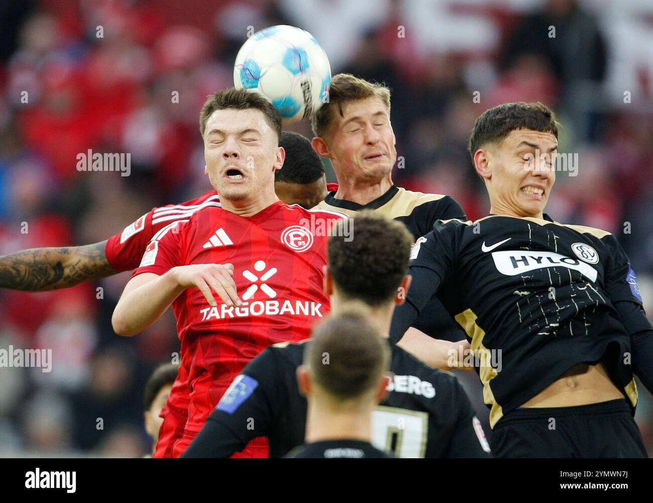 Düsseldorf, Deutschland. November 2024. Fußball: Bundesliga 2, Fortuna Düsseldorf - SV Elversberg, Spieltag 13, in der Merkur Spiel-Arena. Düsseldorfer Dzenan Pejcinovic (l) und Elversbergs Elias Baum und Frederik Schmahl (r) kämpfen um den Ball. Hinweis: Roland Weihrauch/dpa - WICHTIGER HINWEIS: Gemäß den Vorschriften der DFL Deutschen Fußball-Liga und des DFB Deutschen Fußball-Bundes ist es verboten, im Stadion und/oder des Spiels aufgenommene Fotografien in Form von sequenziellen Bildern und/oder videoähnlichen Fotoserien zu verwenden oder zu verwenden./dpa/Alamy Live News Stockfoto