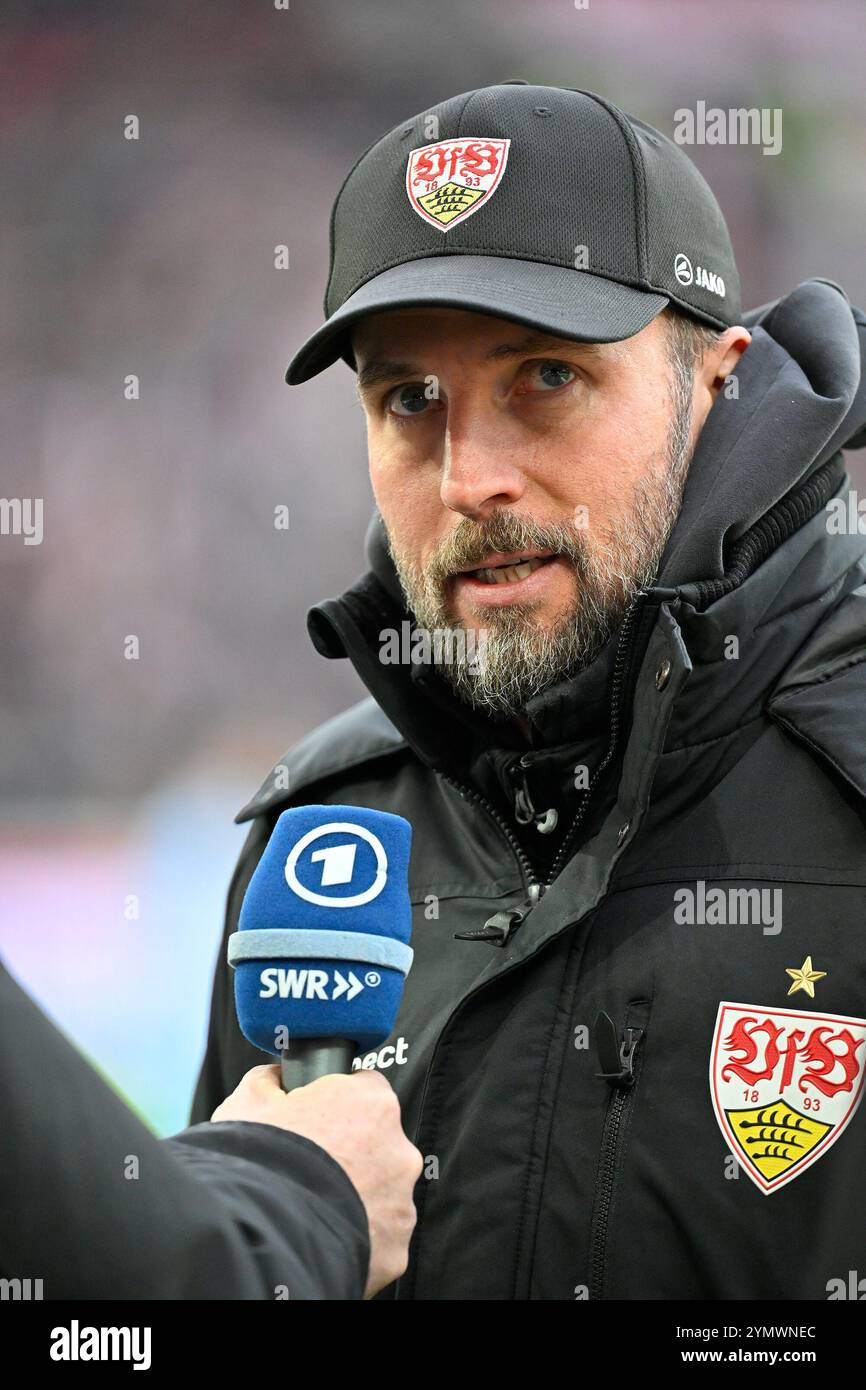 vor Spielbeginn: Trainer Trainer Sebastian Hoeness VfB Stuttgart Portrait im Interview Mikrofon Mikro Logo ARD SWR VfB Stuttgart vs VfL Bochum BOC 23.11.2024 DFL-VORSCHRIFTEN VERBIETEN JEDE VERWENDUNG VON FOTOGRAFIEN ALS BILDSEQUENZEN UND/ODER QUASI-VIDEO Stockfoto