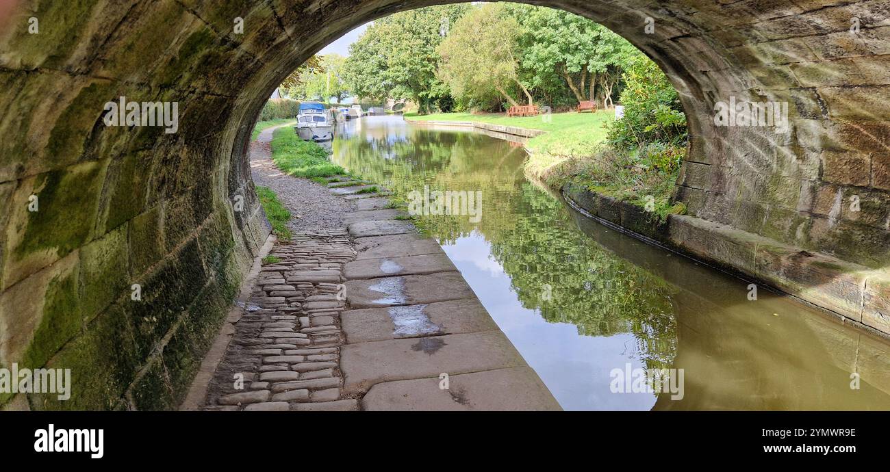 Reflexionen in einem Tunnel am Macclesfield-Kanal Stockfoto