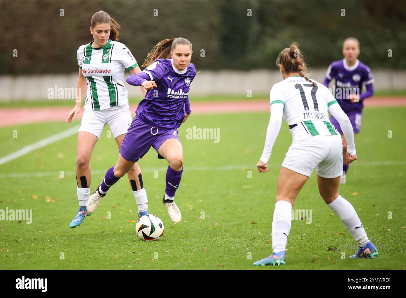 Lilli Purtscheller (SGS Essen #7) -- DFB-Pokal Achtelfinale, Borussia M?nchengladbach Frauen vs. SGS Essen, 22.11.2024, Grenzlandstadion M?nchengladbach-Rheydt Stockfoto