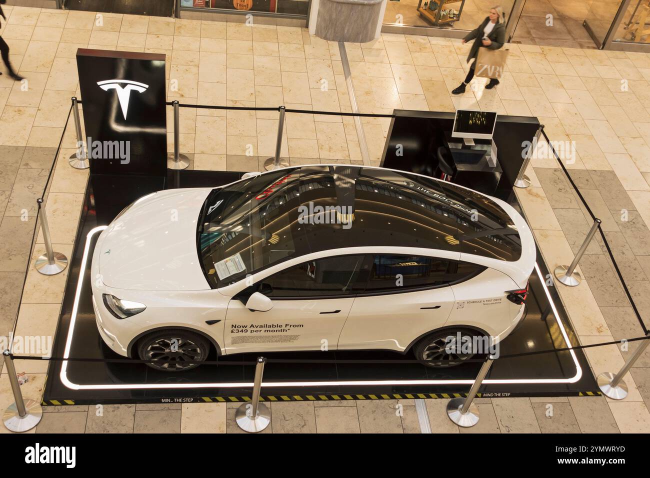 Tesla Elektroauto im Gateshead Metrocenter, Großbritannien Stockfoto