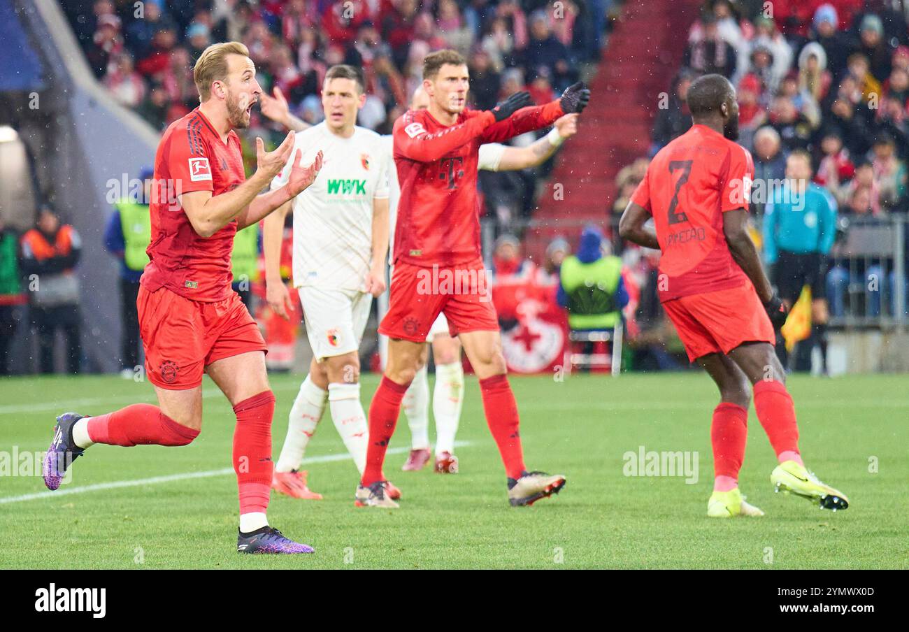 Mads PEDERSEN, FCA 3 Handspiel 11m, Harry Kane, FCB 9 Leon GORETZKA, FCB 8 demonstrieren und weinen bei Schiedsrichter Daniel Schlager im Spiel FC BAYERN MÜNCHEN - FC AUGSBURG 3-0 am 22. November 2024 in München. Saison 2024/2025, 1.Bundesliga, FCB, München, Spieltag 11, 11.Spieltag Fotograf: ddp Images/STAR-Images - DFL-VORSCHRIFTEN VERBIETEN JEDE VERWENDUNG VON FOTOS als BILDSEQUENZEN und/oder QUASI-VIDEO - Credit: ddp Media GmbH/Alamy Live News Stockfoto