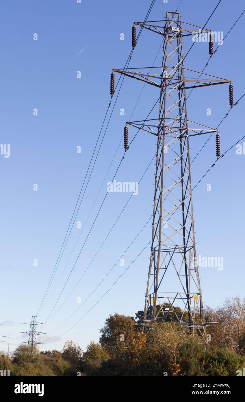 Strommasten oder Übertragungsmasten in den Middlewick Ranges in Colchester, Essex. Stockfoto
