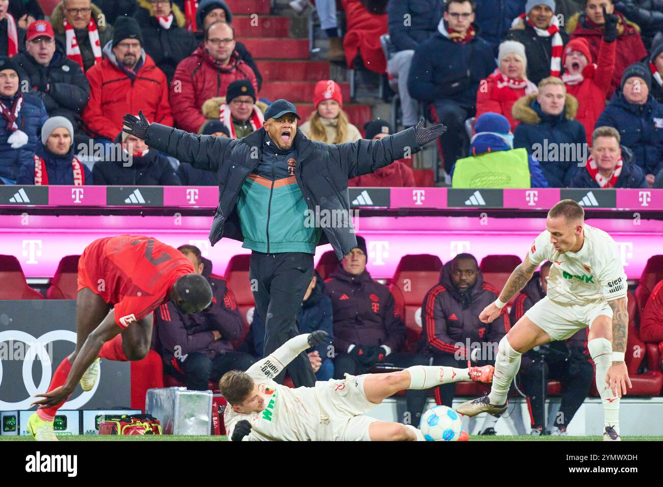 Trainer Vincent Kompany FCB, Teammanager, Headcoach, Coach, sieht Dayot Upamecano, FCB 2 Joshua KIMMICH, FCB 6 um den Ball, Tackling, Duell, Header, zweikampf, Action, Kampf gegen Phillip Tietz, FCA 21 Elvis Rexhbecaj, FCA 8 im Spiel FC BAYERN MÜNCHEN - FC AUGSBURG 3-0 am 22. November 2024 in München. Saison 2024/2025, 1.Bundesliga, FCB, München, Spieltag 11, 11.Spieltag Stockfoto