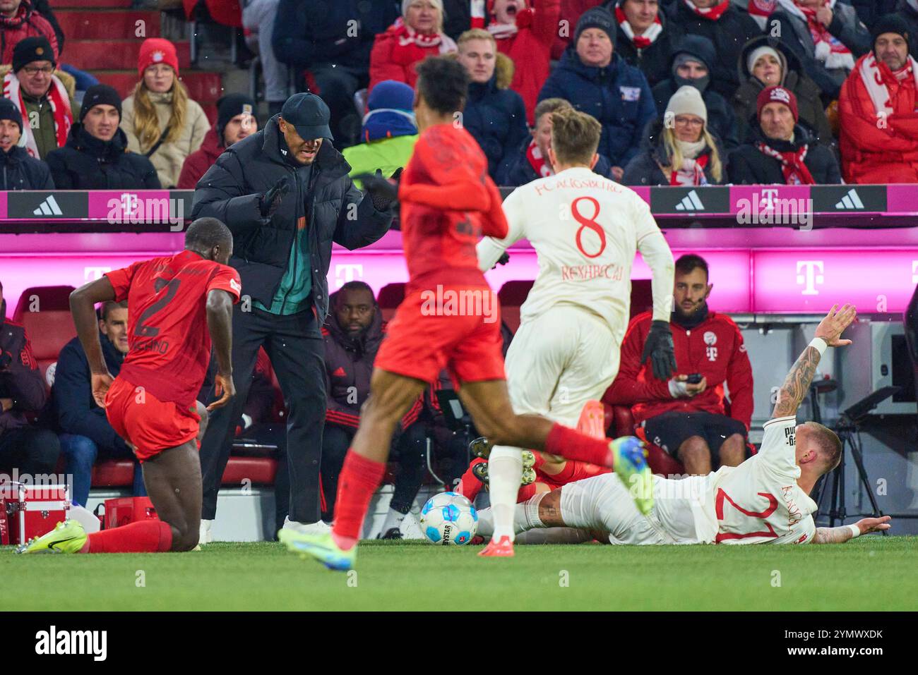 Trainer Vincent Kompany FCB, Teammanager, Headcoach, Trainer, beobachtet Dayot Upamecano, FCB 2, beim Wettkampf um den Ball, Tackling, Duell, Header, zweikampf, Action, Kampf gegen Phillip Tietz, FCA 21 Elvis Rexhbecaj, FCA 8 im Spiel FC BAYERN MÜNCHEN - FC AUGSBURG 3-0 am 22. November 2024 in München. Saison 2024/2025, 1.Bundesliga, FCB, München, Spieltag 11, 11.Spieltag Stockfoto