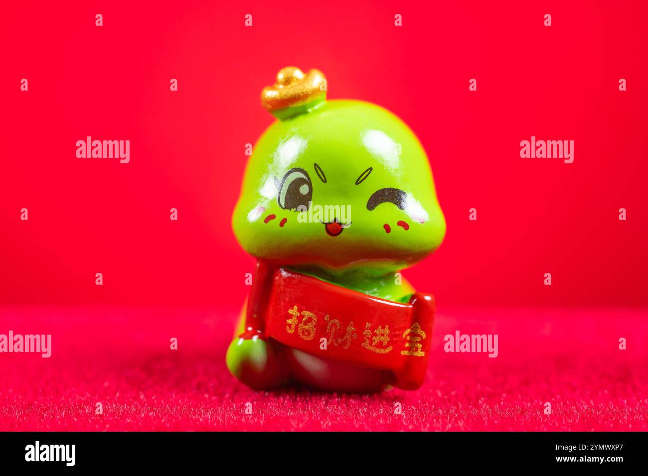 Chinesisches New Year of Snake Maskottchen auf Rot das chinesische Zeichen bedeutet Reichtum und Schätze anzuziehen kein Logo, keine Marke Stockfoto