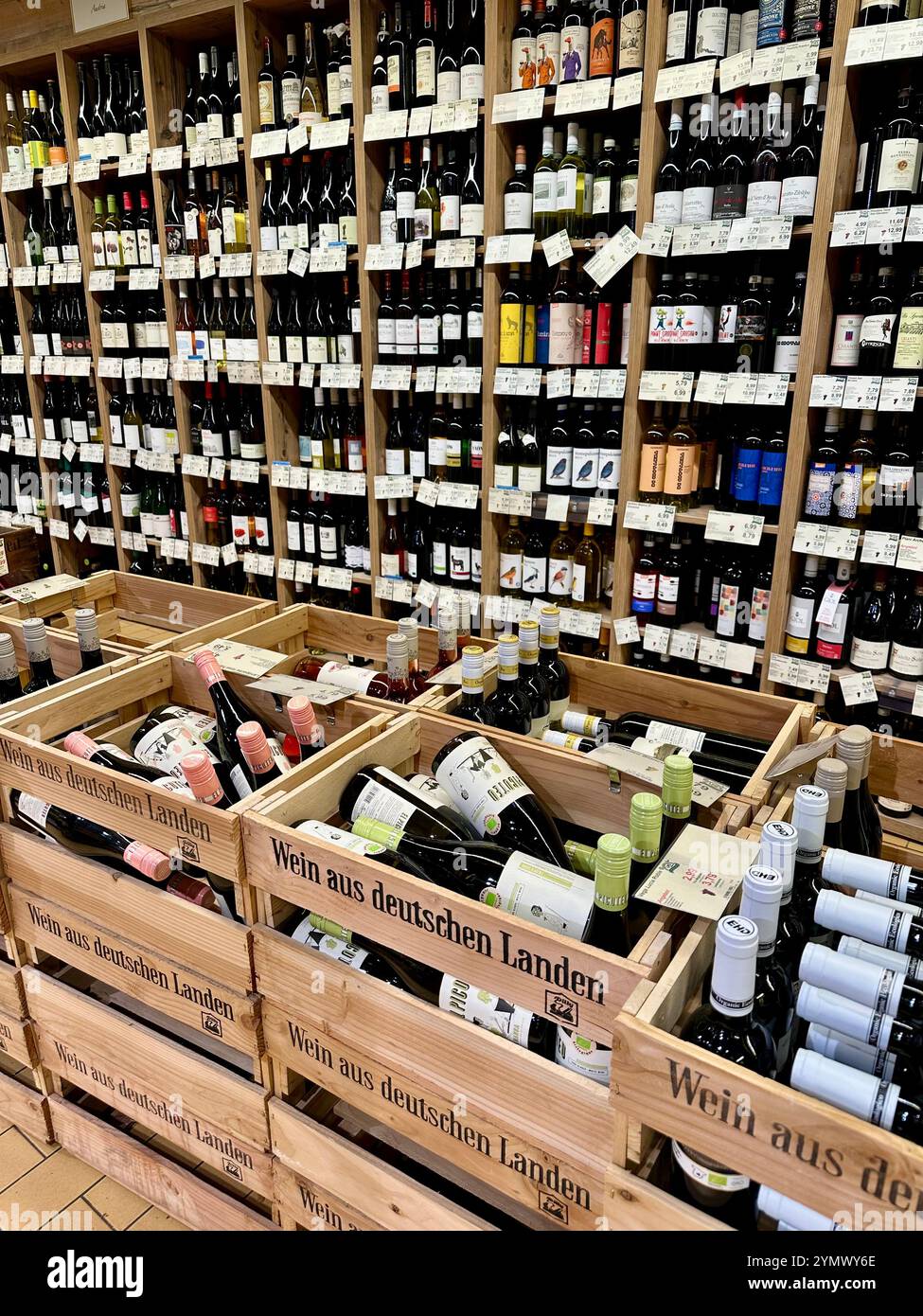 Weinregale in der Weinabteilung des deutschen Bio-Supermarktes LPG - Smartphone-aufgenommenes Stockfoto