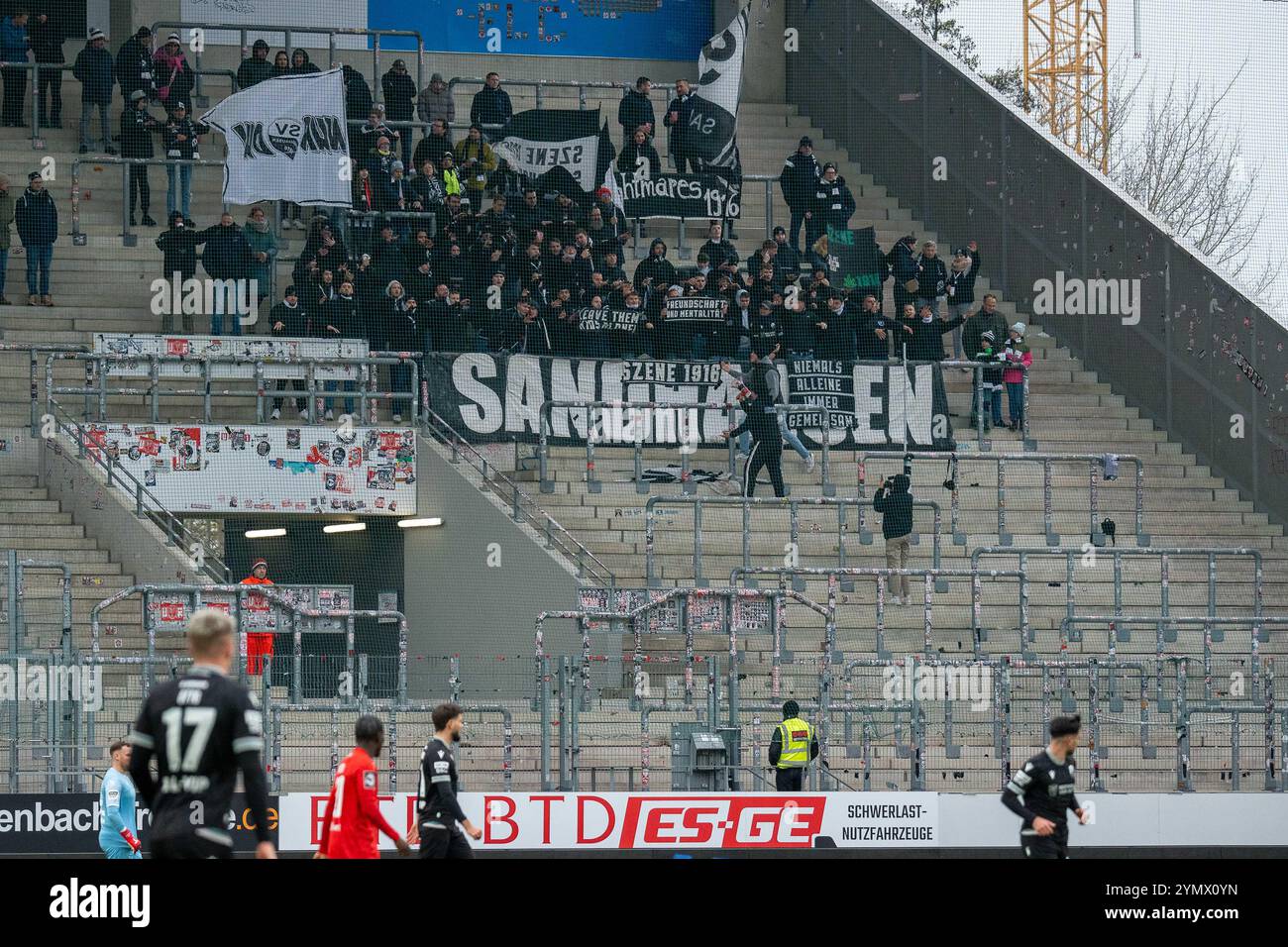 Es sind nicht viele Gäste Fans aus Sandhausen mitgereist, GER Rot-Weiss Essen vs. SV Sandhausen, Fussball, 3. Liga, Spieltag 15, Saison 2024/2025, 23.11.2024 DFB/DFL-VORSCHRIFTEN VERBIETEN JEDE VERWENDUNG VON FOTOGRAFIEN ALS BILDSEQUENZEN UND/ODER QUASI-VIDEO, Foto: Eibner-Pressefoto/Fabian Friese Stockfoto