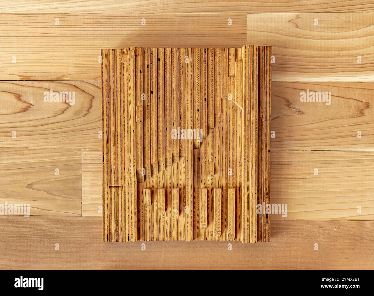 Ein Kunstwerk aus Schrottsperrholz Stockfoto