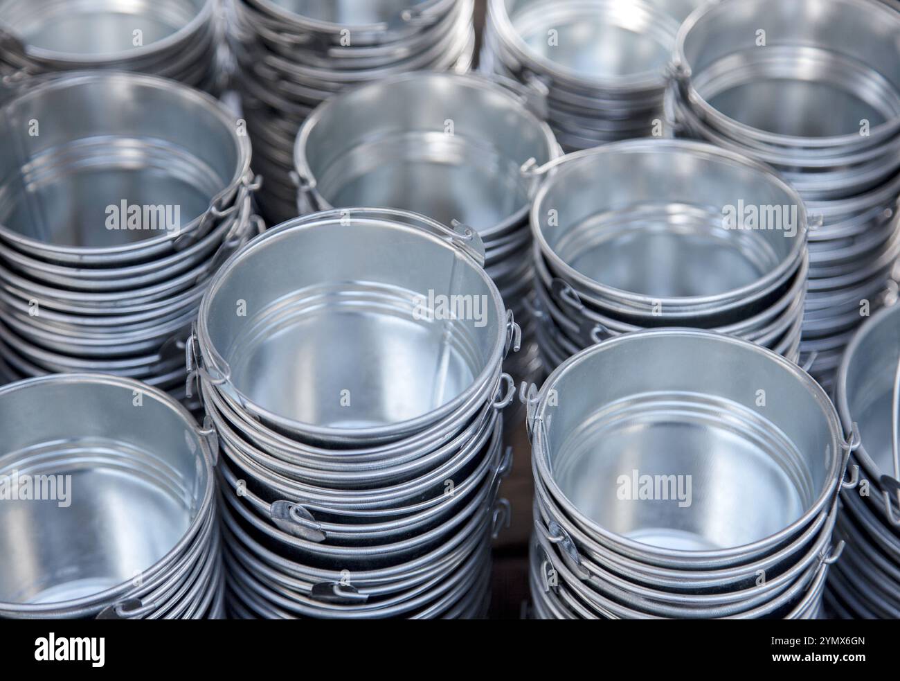 Reihen leerer Metalleimer Stockfoto