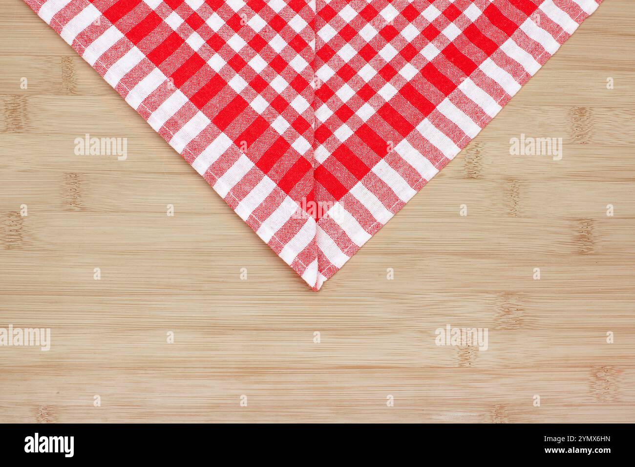 Rot-weiß kariertes Tuch auf Holzoberfläche. Serviette zum Essen. Küchentuch. Stockfoto