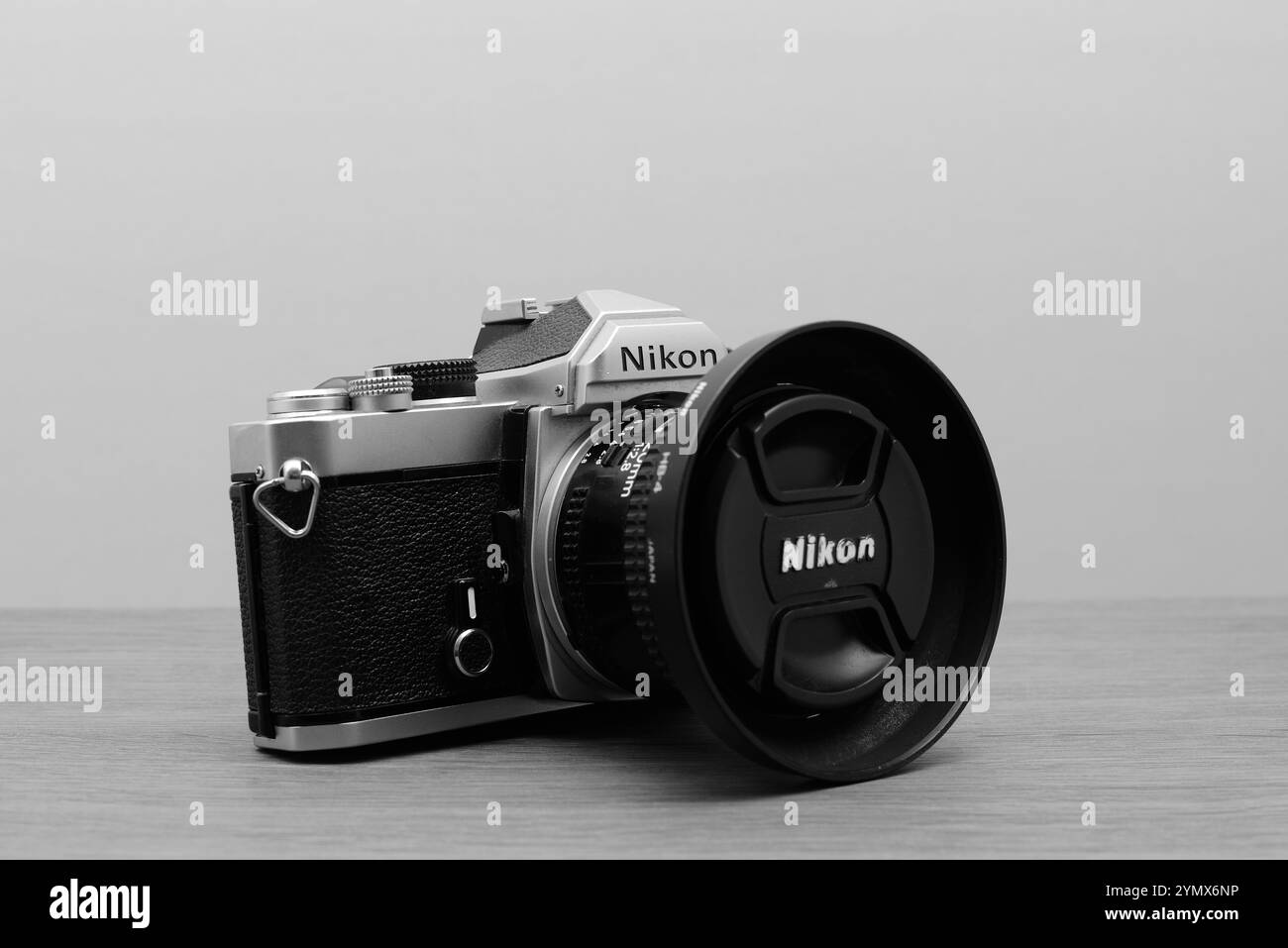 Nikon FM-Kamera mit Nikon AF 20 mm 1:2,8, hergestellt 1977 Stockfoto