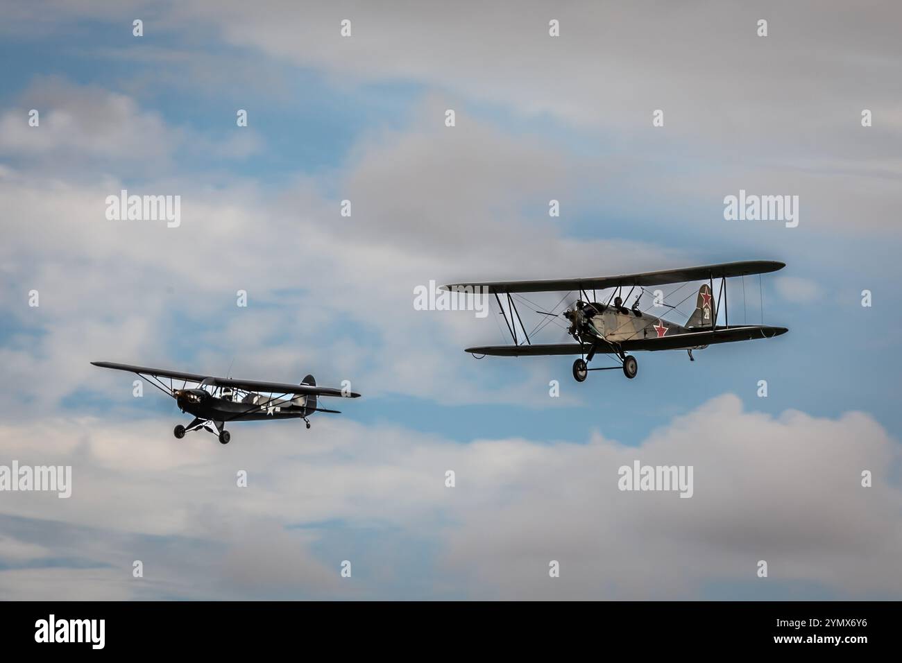 Piper J-3 Cub '42-38384' und Polikarpov Po-2 '28', Old Warden Airfield, Biggleswade, Bedfordshire, England, UK Stockfoto