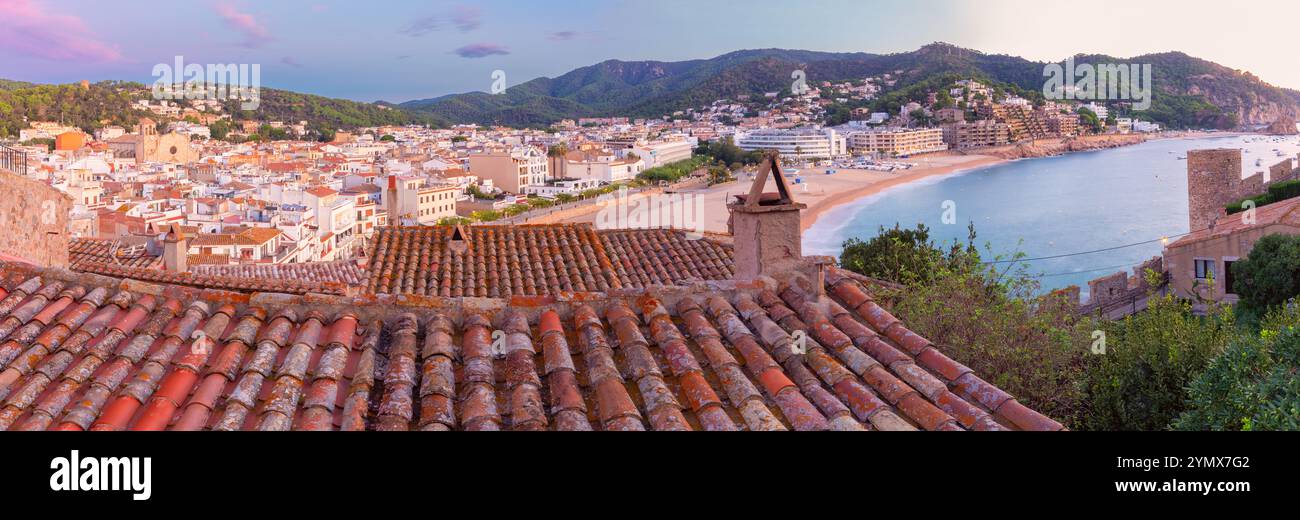 Panoramablick auf Tossa de Mar, mit den mittelalterlichen Mauern von Vila Vella und der malerischen Küstenlandschaft bei Sonnenaufgang, Spanien Stockfoto