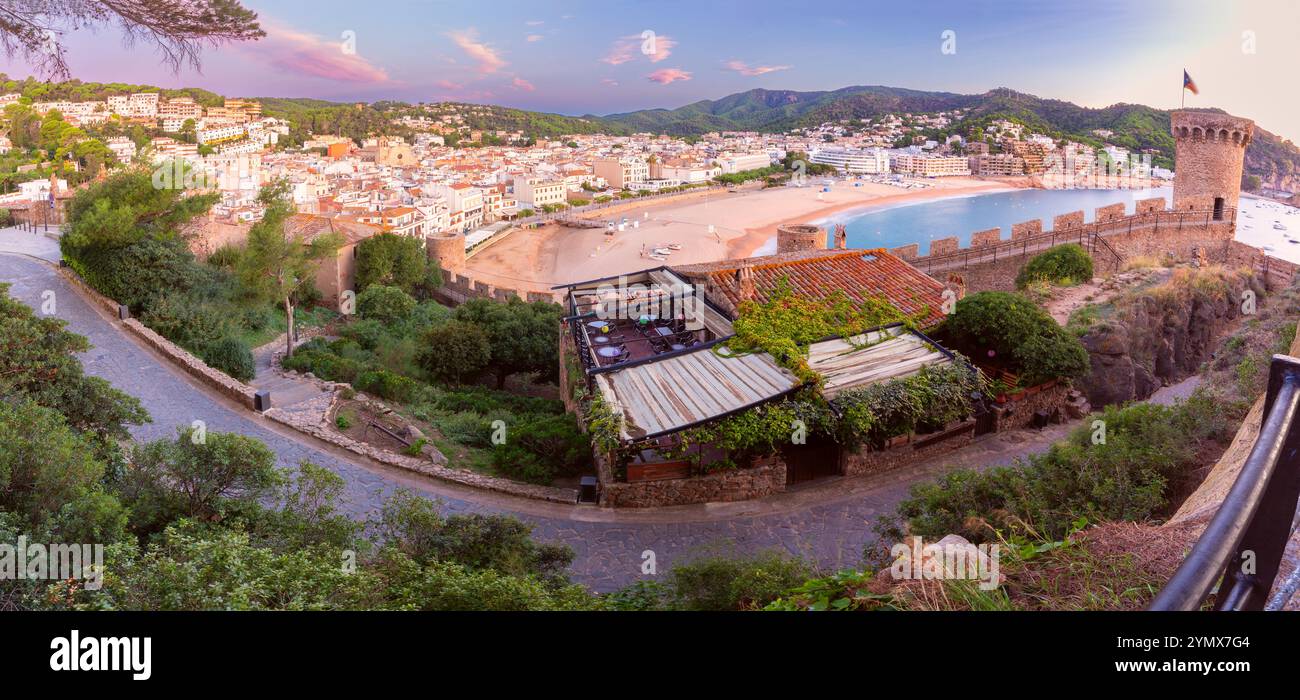 Panoramablick auf Tossa de Mar, mit den mittelalterlichen Mauern von Vila Vella und der malerischen Küstenlandschaft bei Sonnenaufgang, Spanien Stockfoto