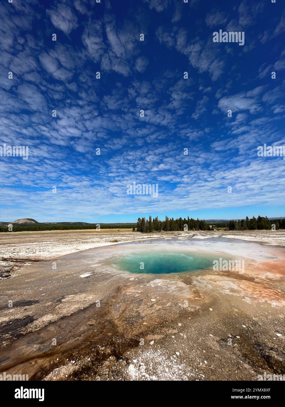 Yellowstone National Park Saphir Pool Am Sommertag - Smartphone-aufgenommenes Stockfoto