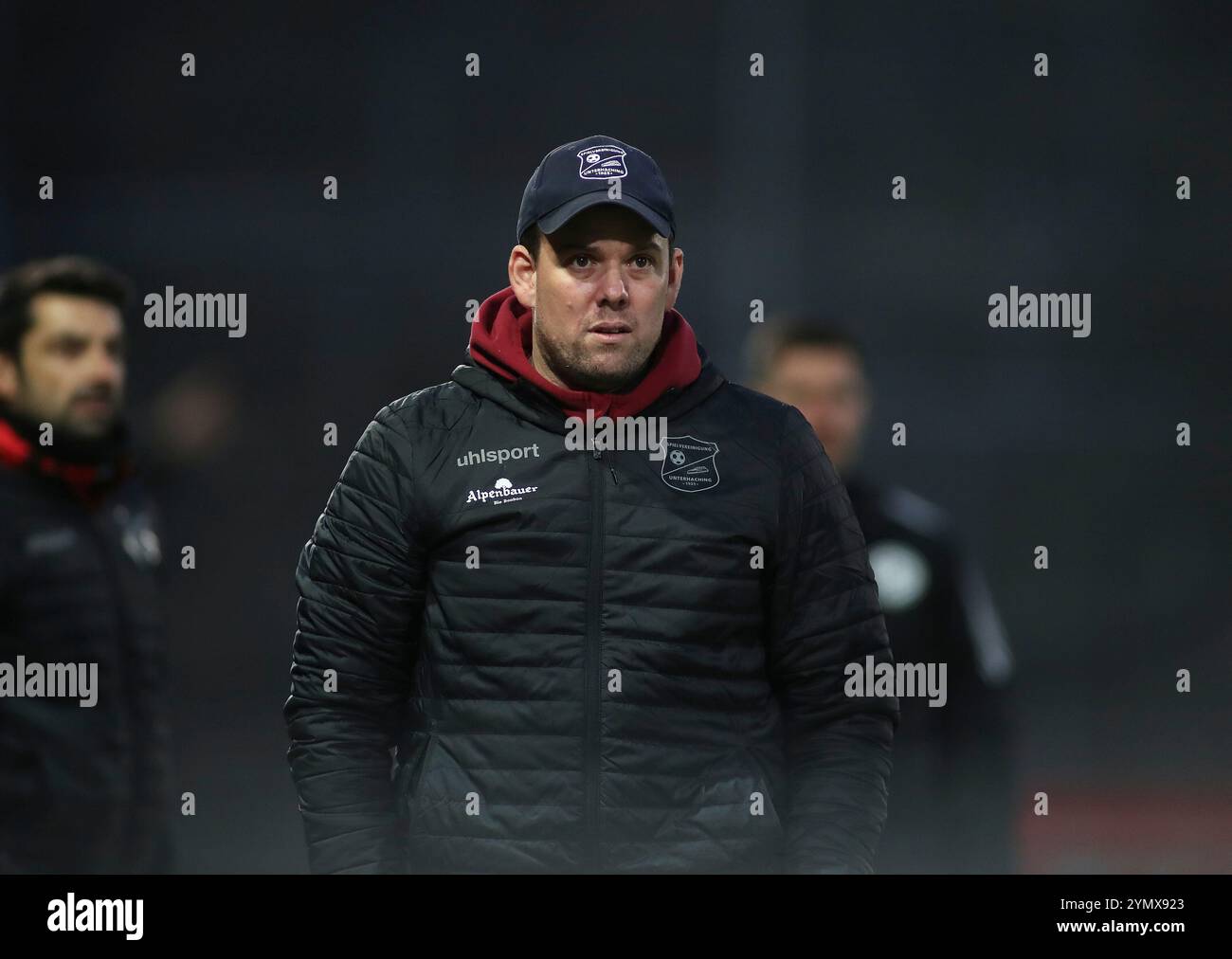 Unterhaching, Deutschland. November 2024. Unterhaching, Deutschland, 23. November 2024: Fussball, Herren, 3.Liga, Saison 2024/2025, SpVgg Unterhaching - SV Wehen Wiesbaden, Uhlsportpark Marc Unterberger, Trainer (SpVgg Unterhaching) an der Seitenlinie DFB-Vorschriften verbieten jede Verwendung von Fotografien als Bildsequenzen und/oder Quasi-Video Stockfoto