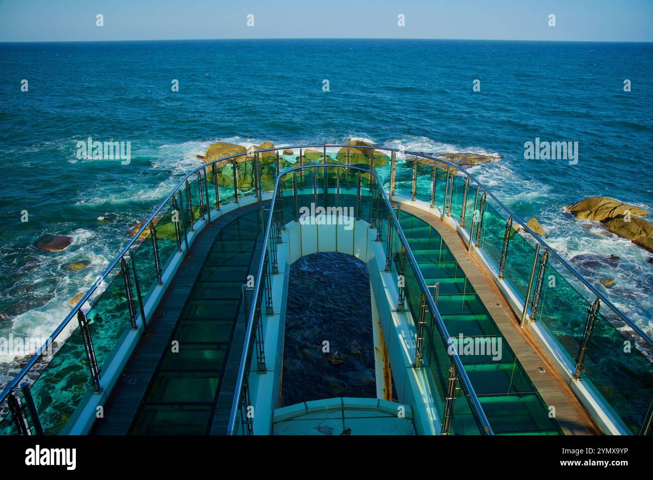 Yangyang County, Südkorea - 3. November 2024: Das Namae Port Skywalk Observatory verfügt über einen Glasbodensteg, der einen atemberaubenden Blick auf die bietet Stockfoto