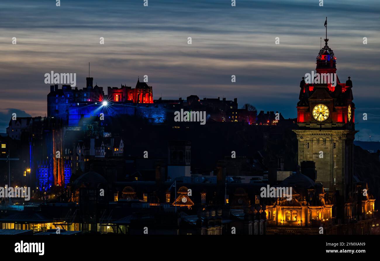 Blick über das Stadtzentrum bei Nacht mit Balmoral Uhrenturm und Edinburgh Castle beleuchtet, Edinburgh, Schottland, Großbritannien Stockfoto