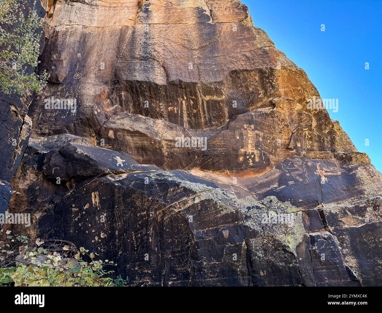 Die Geburtsszene der Mutter des Spiels Petroglyphen auf der Rock Art Ranch in Winslow, Arizona, USA Stockfoto
