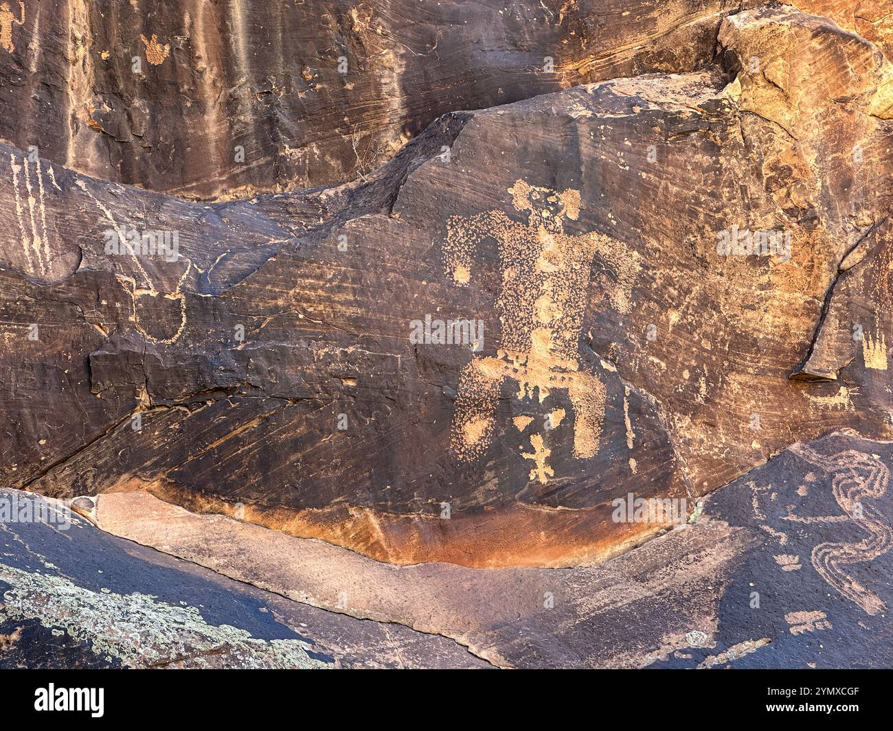 Die Geburtsszene der Mutter des Spiels Petroglyphen auf der Rock Art Ranch in Winslow, Arizona, USA Stockfoto