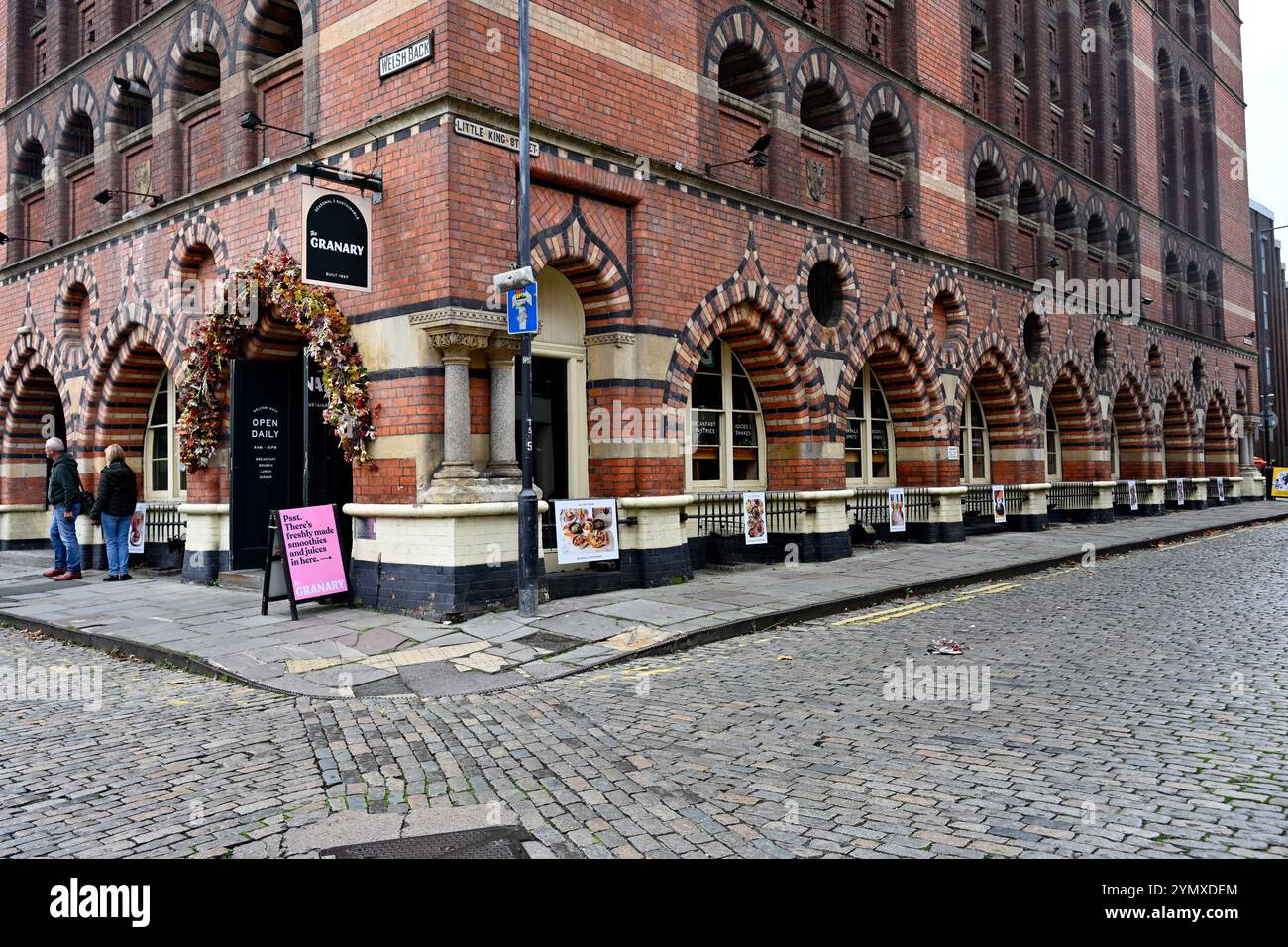 Das Gebäude des Granary Grades II ist denkmalgeschützt auf der walisischen Rückseite, Bristol, Großbritannien. Erbaut 1869 mit lokalen roten Cattybrook-Ziegeln im byzantinischen Bristol-Stil Stockfoto