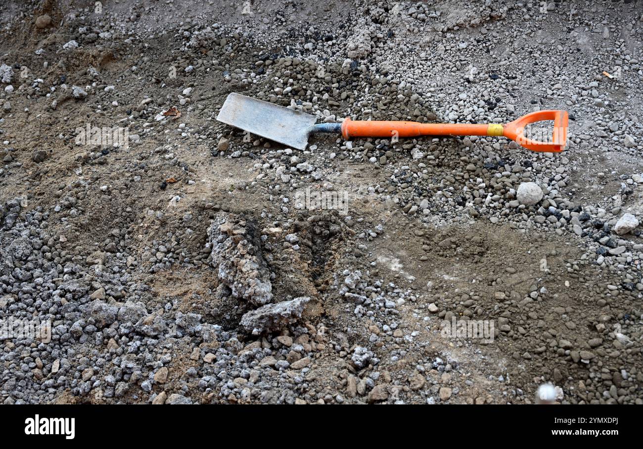 Handschaufel auf Kies auf der Baustelle Stockfoto