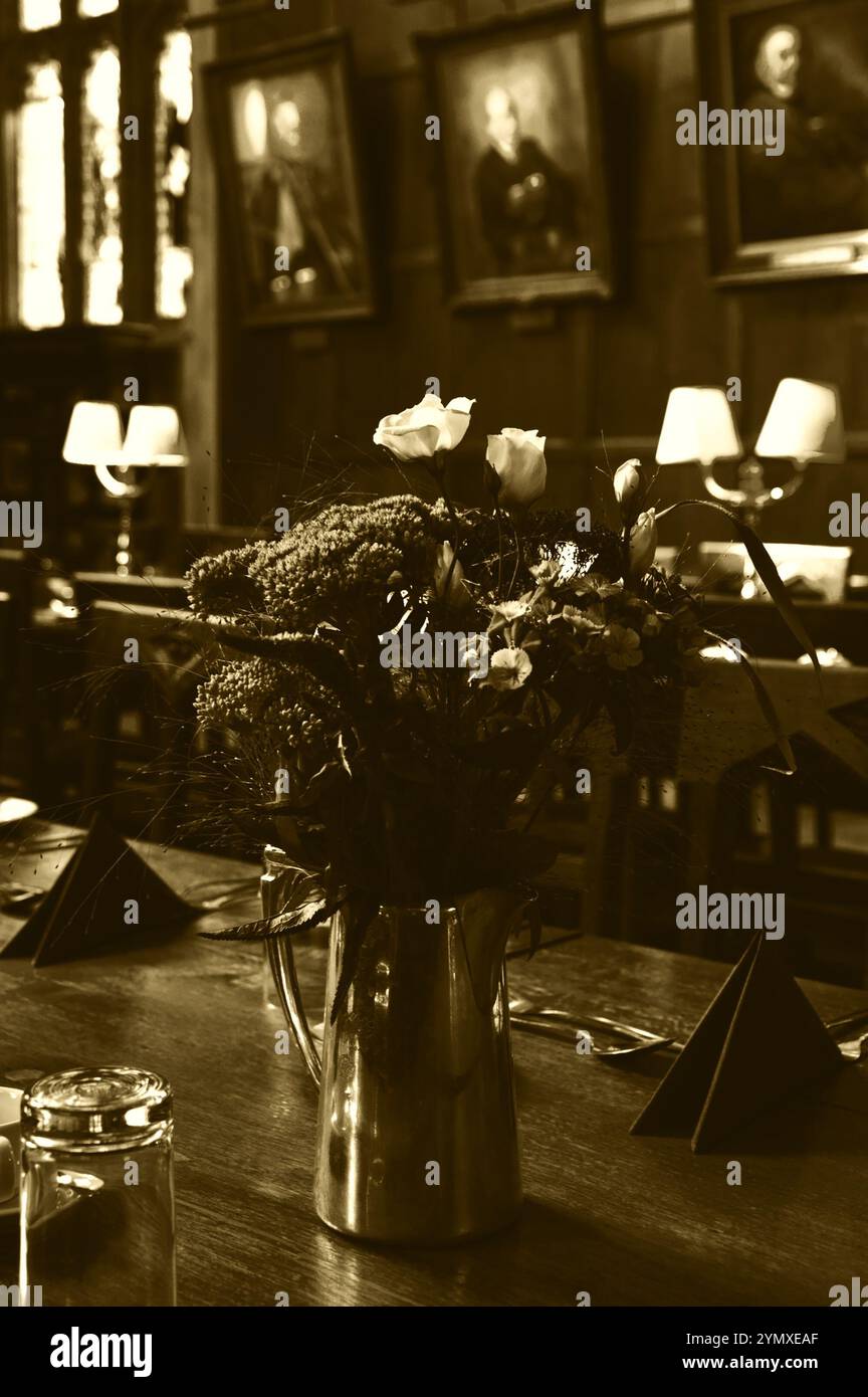 OXFORD, Großbritannien - 23. AUGUST 2017: Great Dining Hall in Christ Church College der University of Oxford in England. Historisches Foto von Sepia. Stockfoto