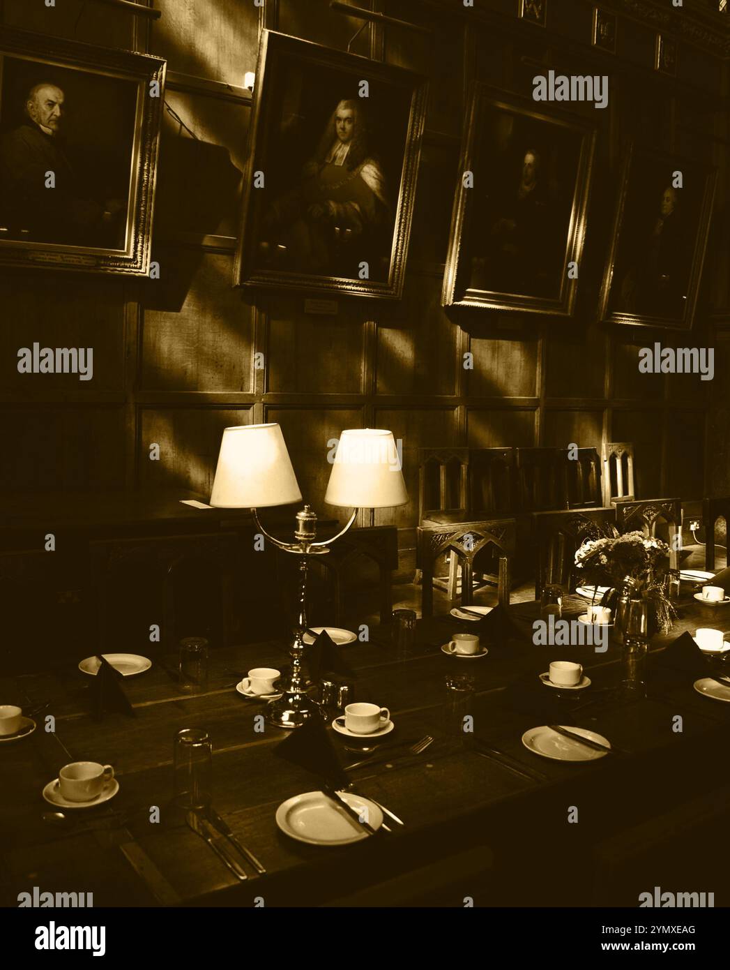 OXFORD, Großbritannien - 23. AUGUST 2017: Großer Speisesaal in Christ Church College der University of Oxford in England. Sepia historisches Foto Stockfoto