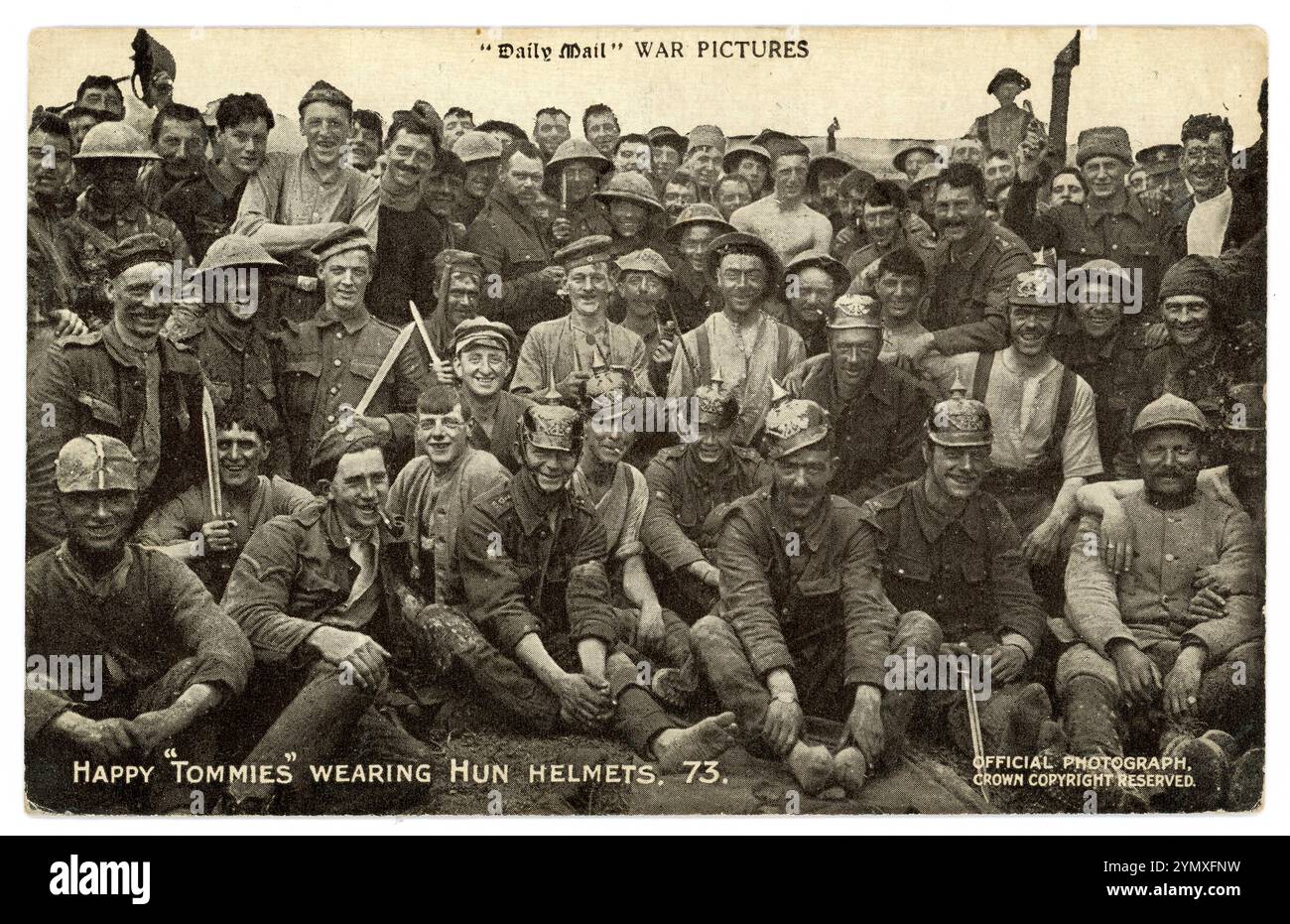 Original WW1 Era Daily Mail veröffentlichte Kriegsbilder Postkarte von Happy Tommies mit Hun Helmen Nr. 73. Ich versuche, die öffentliche Moral mit einem positiven Bild des Krieges aufrecht zu erhalten. Helmtrophäen waren häufig in The Big Push (The Battle of the Somme), gestempelt / datiert vom 12. April 1917. Stockfoto