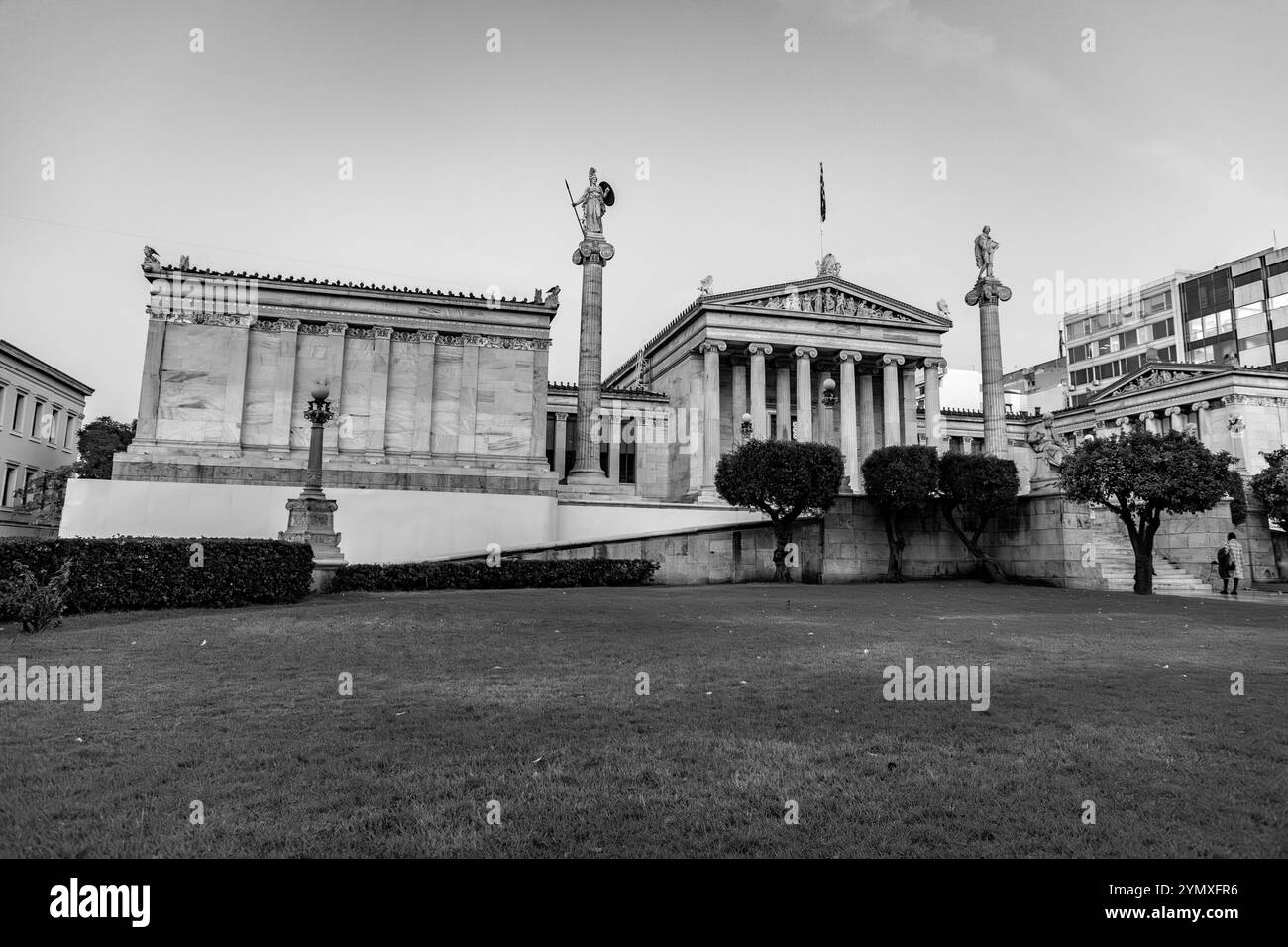 Athen, Griechenland - 26. November 2021: Die Akademie von Athen ist Griechenlands nationale Akademie und die höchste Forschungseinrichtung des Landes. ich habe mich etabliert Stockfoto