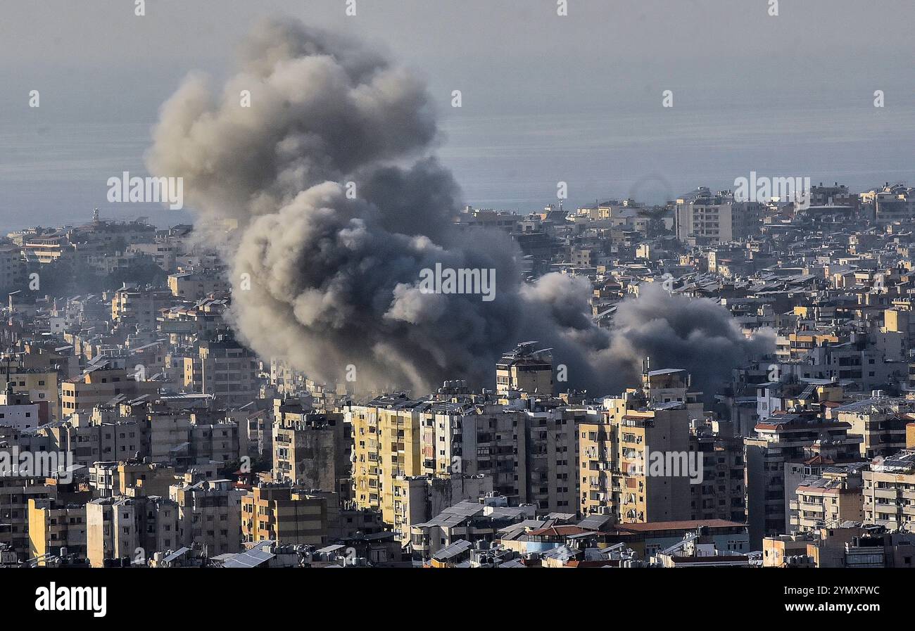 Beirut, Libanon. November 2024. Rauchwolken, nachdem die israelische Armee am 23. November 2024 eine Reihe von Luftangriffen auf die Region Dahieh in Beirut, Libanon, gestartet hatte. Laut Angaben des libanesischen Gesundheitsministeriums wurden bei dem Angriff 20 Personen getötet und 23 weitere verletzt.Foto von rahim rhea. Foto: Rahim Rhea/UPI. Quelle: UPI/Alamy Live News Stockfoto