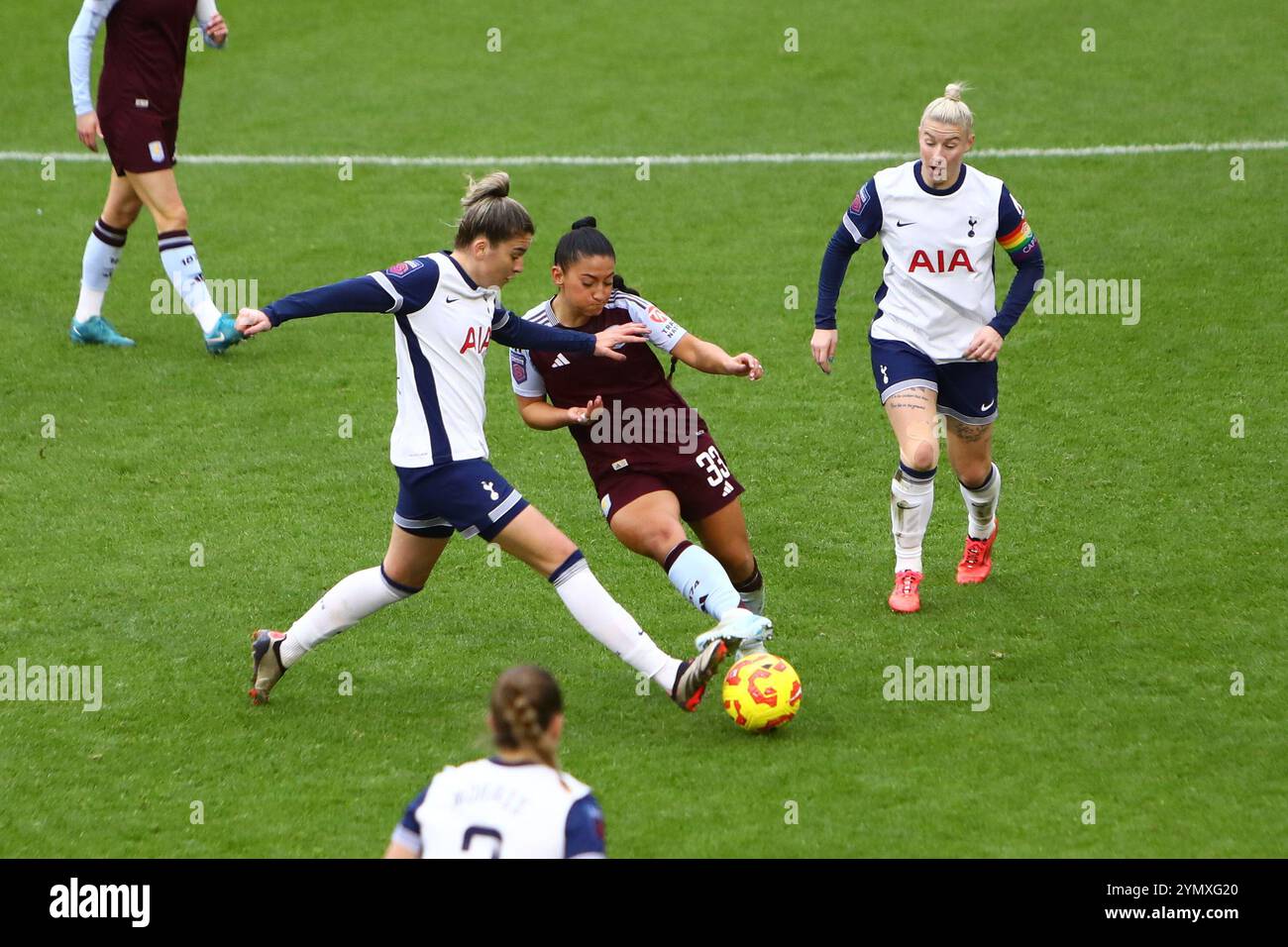 London, Großbritannien. November 2024. London, England, 23. November 2024: MAZ Pacheco (33 Aston Villa) macht einen Pass, während Anna Csiki (14 Tottenham Hotspur) während des Women's League Cup-Spiels zwischen Tottenham Hotspur und Aston Villa an der Brisbane Road in London, England (Alexander Canillas/SPP) Druck erhält. /Alamy Live News Stockfoto