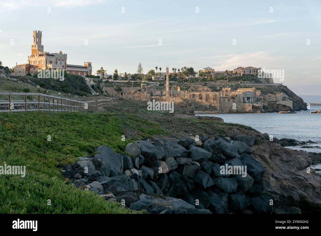 Blick auf das Luxushotel Castello Tafuriin, die kleine Küstenstadt Portopalo di Capo Passero in Südostsizilien, Italien. Foto: Sam Mellish Stockfoto