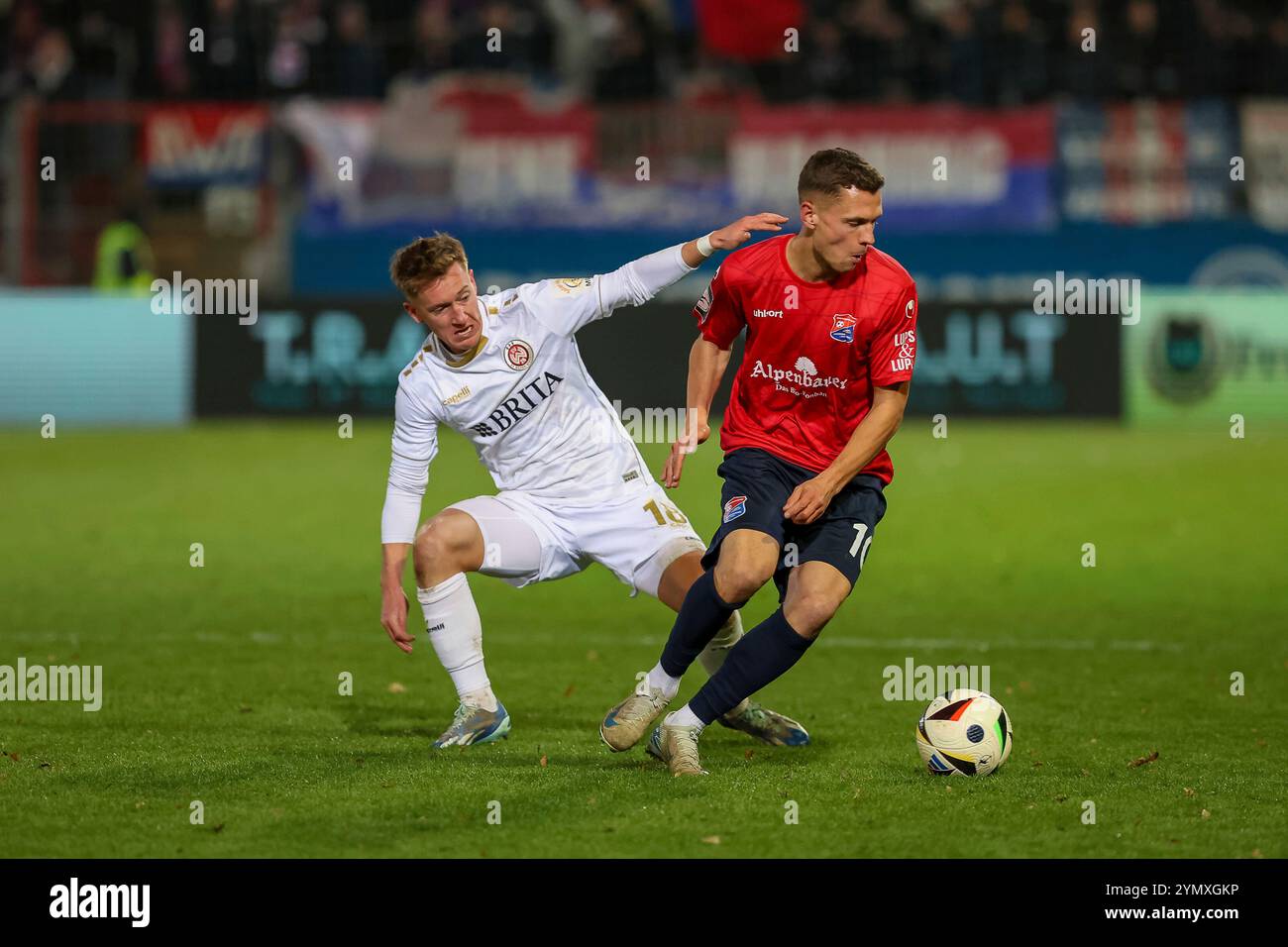 Unterhaching, Deutschland. November 2024. Sebastian Maier (SpVgg Unterhaching, 10) im Zweikampf mit Thijmen Goppel (SV Wehen Wiesbaden, 09), Ger, SpVgg Unterhaching vs. SV Wehen Wiesbaden, Fussball, 3. Liga, 15. Spieltag, Saison 2024/2025, 23.11.2024, DFL-VORSCHRIFTEN VERBIETEN DIE VERWENDUNG VON FOTOGRAFIEN ALS BILDSEQUENZEN, Foto: Eibner-Pressefoto/Jenni Maul Credit: dpa/Alamy Live News Stockfoto