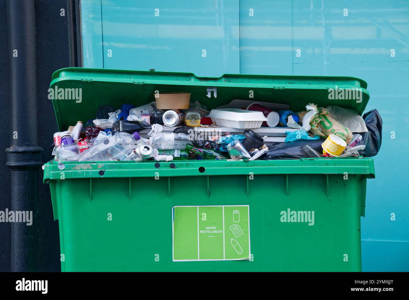 Abfall und Abfall steigen, nicht gesammelt aufgrund von Arbeiterstreiks Stockfoto