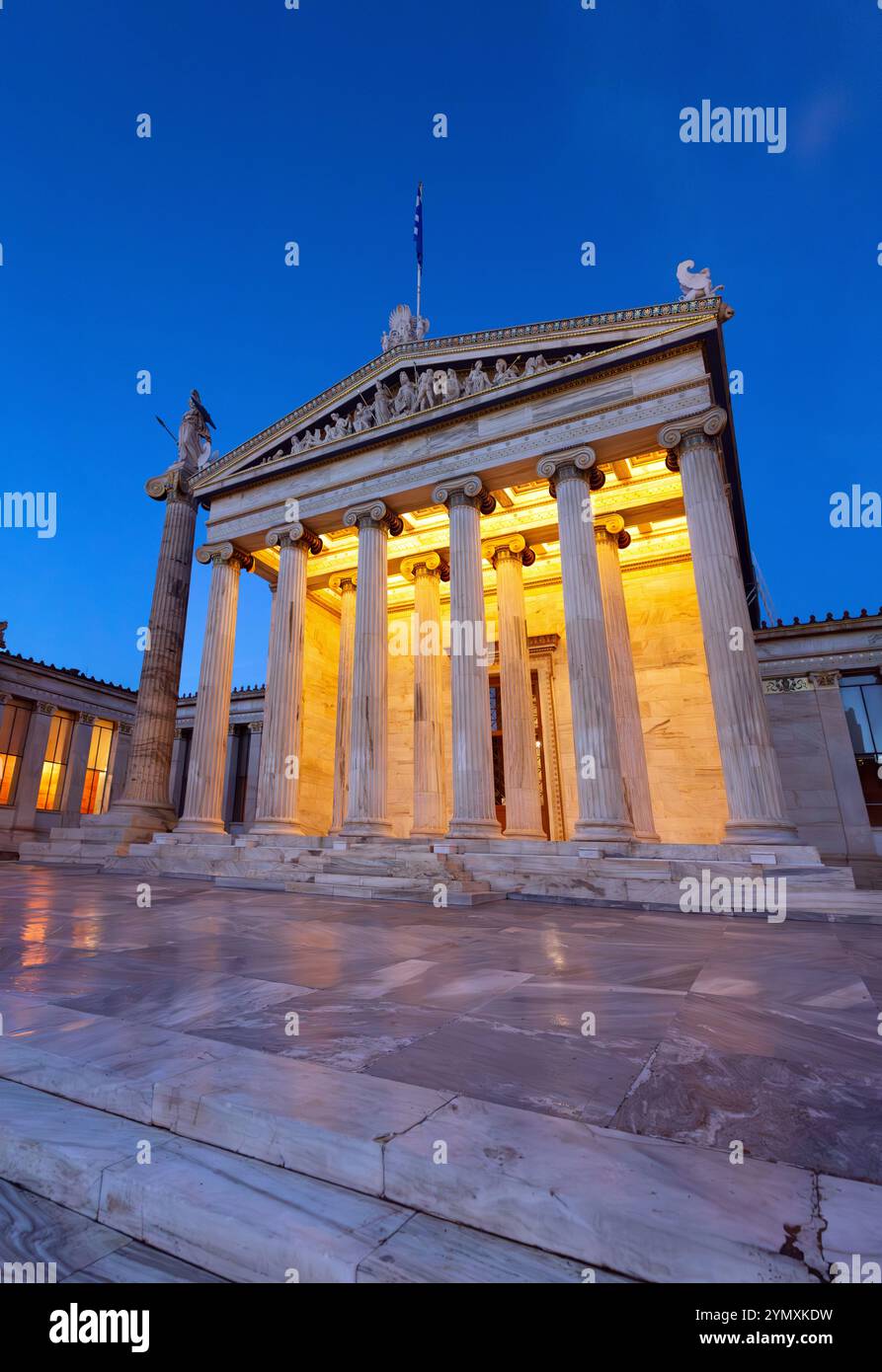 Athen, Griechenland - 26. November 2021: Die Akademie von Athen ist Griechenlands nationale Akademie und die höchste Forschungseinrichtung des Landes. ich habe mich etabliert Stockfoto