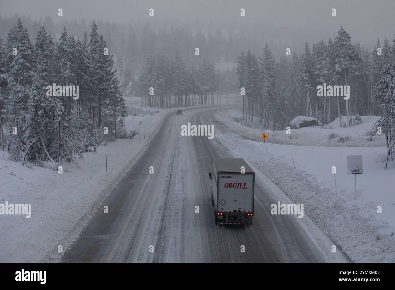 Vereiste und verschneite Straßen führen aufgrund von Kettenkontrollen und Straßensperrungen in Nordkalifornien zu Straßenverzögerungen. Der Highway 80 über dem Donner-Gipfel erhielt aufgrund des atmosphärischen Niederschlagsflusses in der Region Regen und Schnee, und es wird vermutet, dass die Stürme die ganze Woche andauern. November 2024. (Foto: Hale Irwin/ Credit: SIPA USA/Alamy Live News Stockfoto