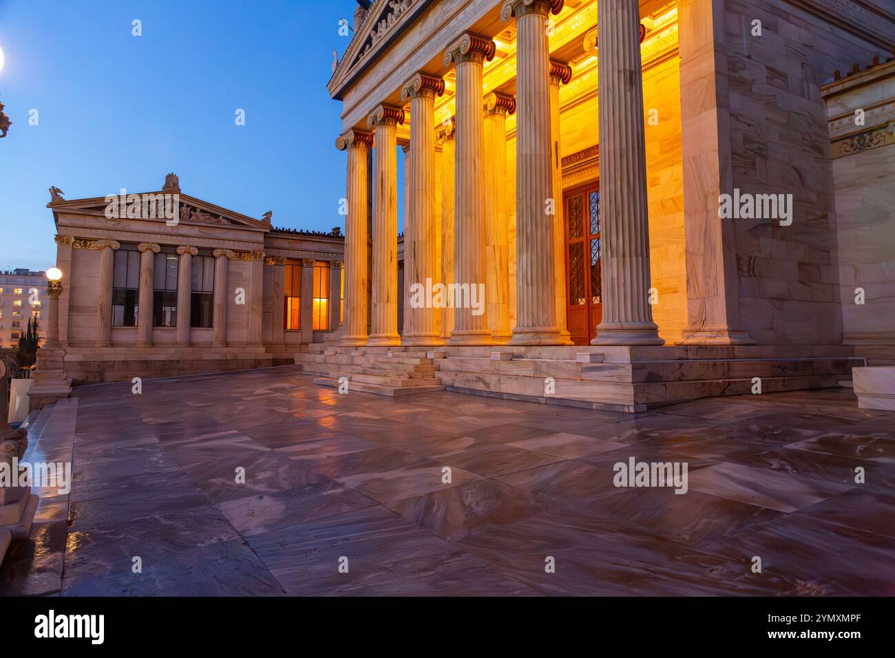 Athen, Griechenland - 24. November 2021: Die Akademie von Athen ist Griechenlands nationale Akademie und die höchste Forschungseinrichtung des Landes. ich habe mich etabliert Stockfoto