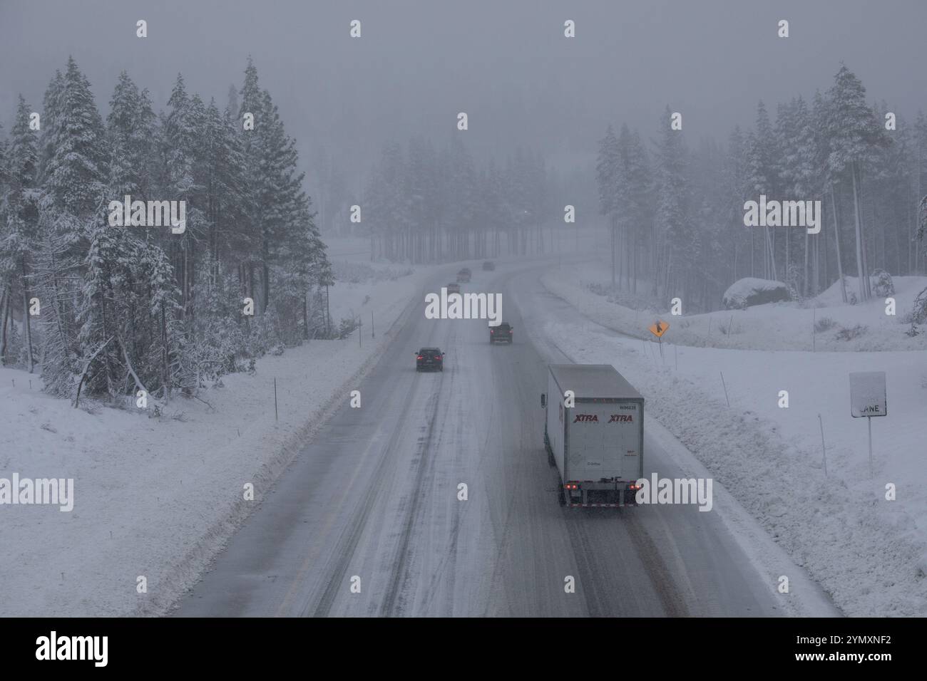 Vereiste und verschneite Straßen führen aufgrund von Kettenkontrollen und Straßensperrungen in Nordkalifornien zu Straßenverzögerungen. Der Highway 80 über dem Donner-Gipfel erhielt aufgrund des atmosphärischen Niederschlagsflusses in der Region Regen und Schnee, und es wird vermutet, dass die Stürme die ganze Woche andauern. November 2024. (Foto: Hale Irwin/ Credit: SIPA USA/Alamy Live News Stockfoto