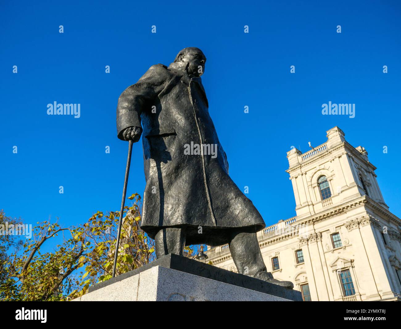 Bronzestatue von Sir Winston Churchill im Parliament Square Garden, Westminster, London, Großbritannien Stockfoto