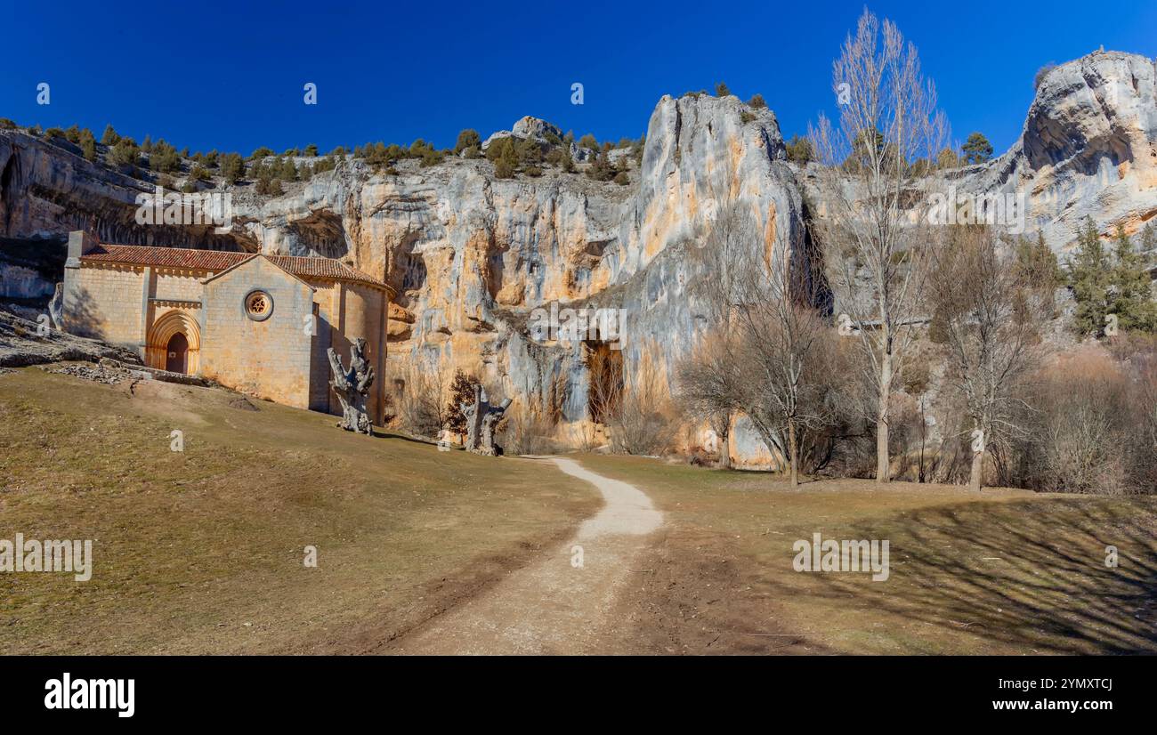 Rio Lobos Canyon, Eisfluss im Winter. Romanische Kirche St. Bartolome. Soria, Castilla y Leon, Spanien Stockfoto