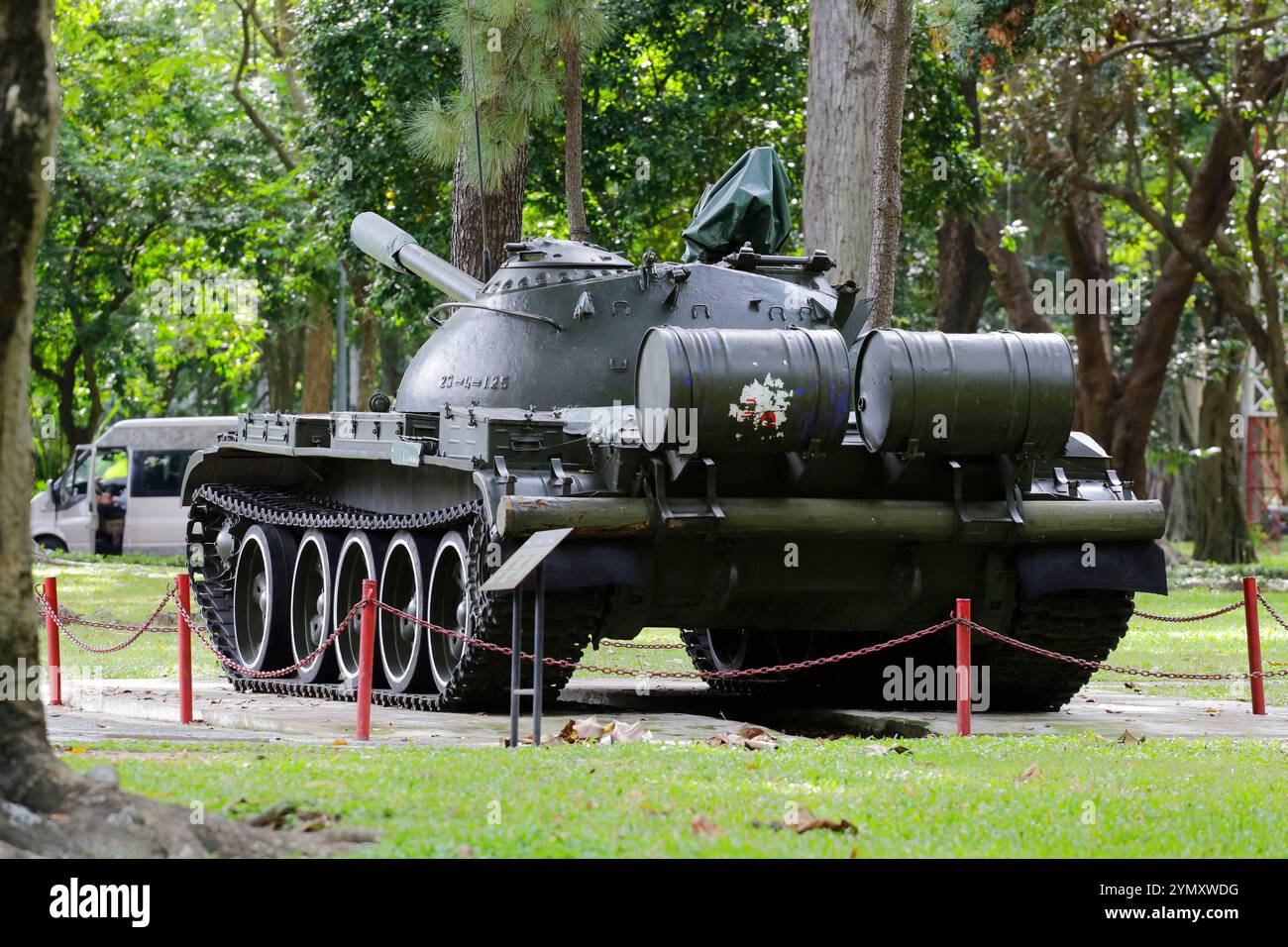 Ho-Chi-Minh-Stadt, Vietnam - 3. Januar 2023: Der sowjetische T54-Panzer ist im Independence Palace zu sehen, wo am 1975 Saigon gefallen ist. Stockfoto