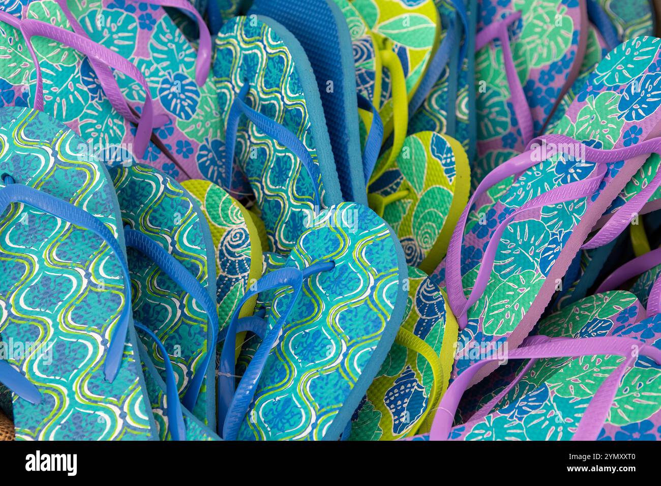 Farbenfroher Flip Flops Hintergrund - Lebendige Sommerschuhe Stockfoto