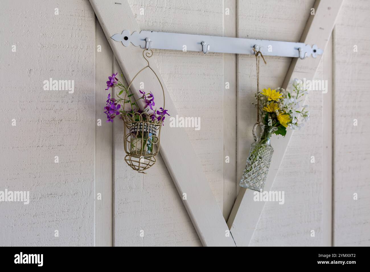 Weiße rustikale Hochzeitswanddekoration in der Scheune – elegante Einrichtung im Bauernhausstil für Hochzeiten und Veranstaltungen Stockfoto