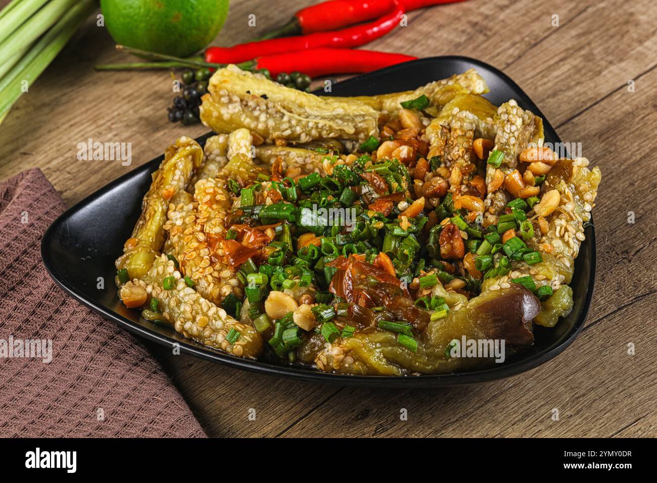 Asiatische Küche Auberginen gebacken mit Erdnuss und Soße Stockfoto