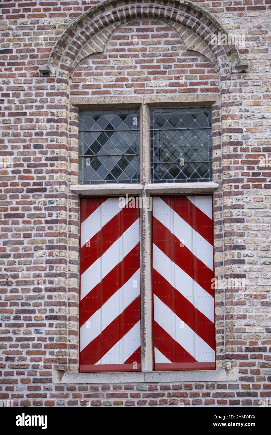 Mittelalterliches Fenster an einer Hauswand Stockfoto