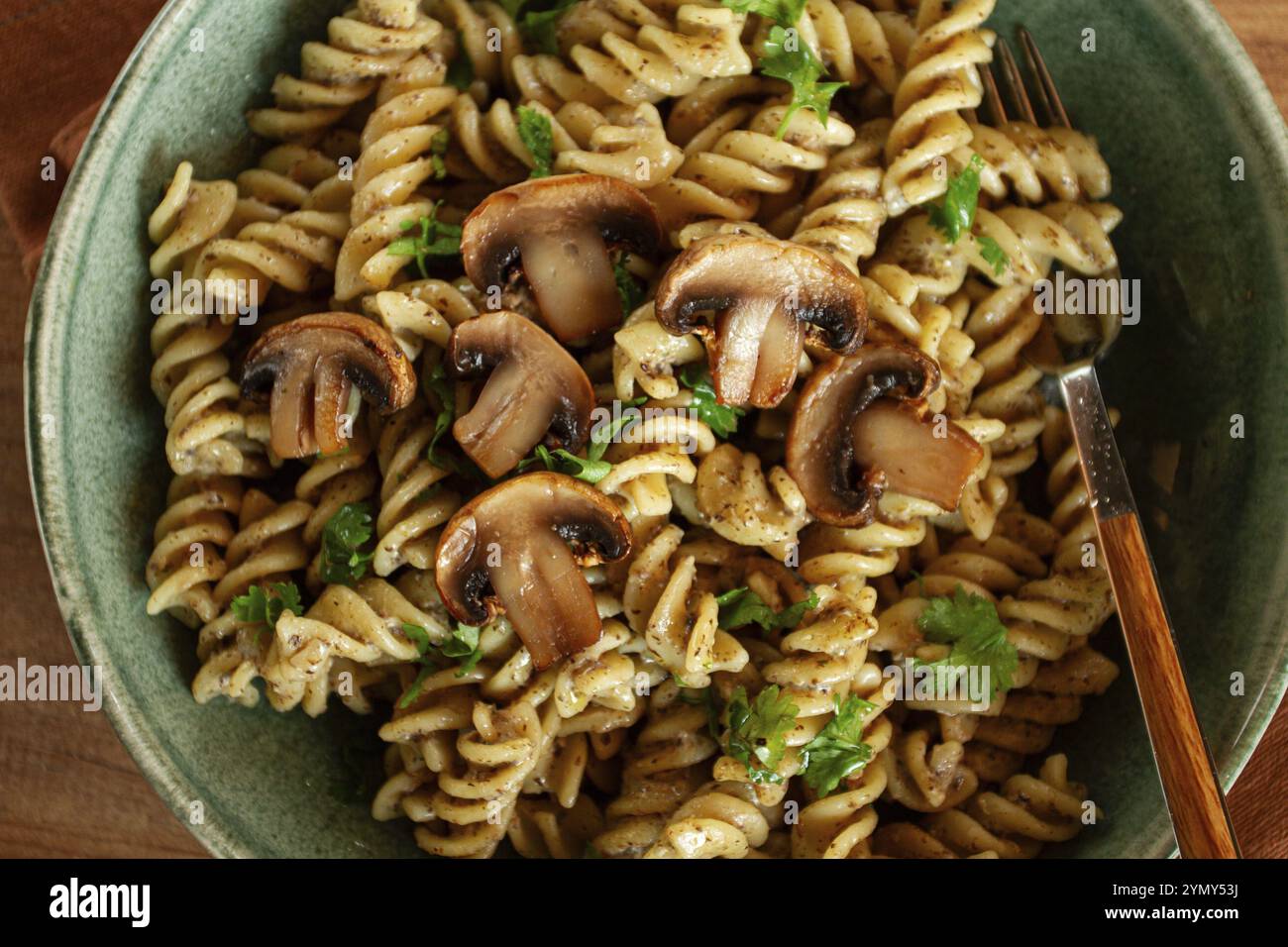 Fusilli Nudeln, in cremiger Pilzsauce, Nudeln mit Pilzen, hausgemacht, keine Leute Stockfoto