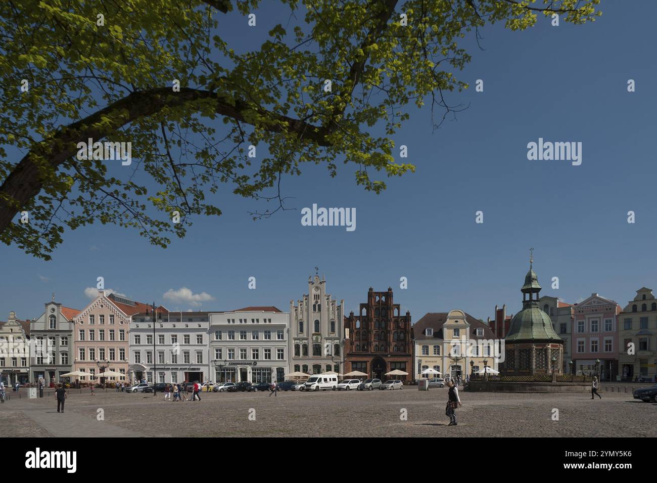 Historische Gebäude auf dem Marktplatz, rechts das Wasserwerk Wismar, erbaut ab 1579-1602 im niederländischen Renaissance-Stil, Wismar, Mecklenburg- Stockfoto